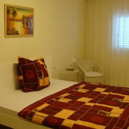 Sleeps 4 Pool Wifi דירה